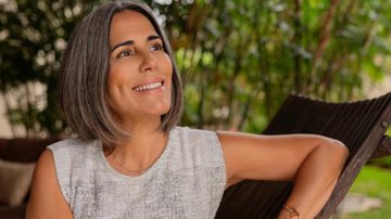 Gloria Pires, de 59 anos, aceitou os fios grisalhos e virou inspiração para muitas mulheres - Instagram/@gpiresoficial