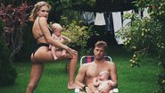 Isabella Scherer ao lado do marido e dos dois filhos gêmeos. - Instagram/@isascherer