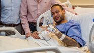 Neymar Jr apareceu ao lado dos médicos em uma cama hospitalar após o procedimento - Twitter/@PSG_inside