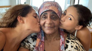 Camila Pitanga encantou o público ao postar foto beijando a mãe. - Instagram/@caiapitanga
