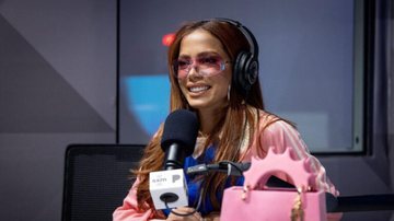 Anitta choca seguidores com formato de bolsa inusitado - Reprodução