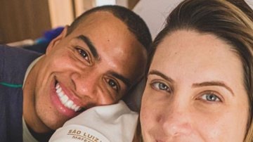 Thiago Oliveira publica 1ª foto da filha recém-nascida e encanta a web: “Tão linda” - Reprodução/Instagram