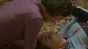 Internautas lamentaram o corte do beijo entre as duas personagens. - TV Globo