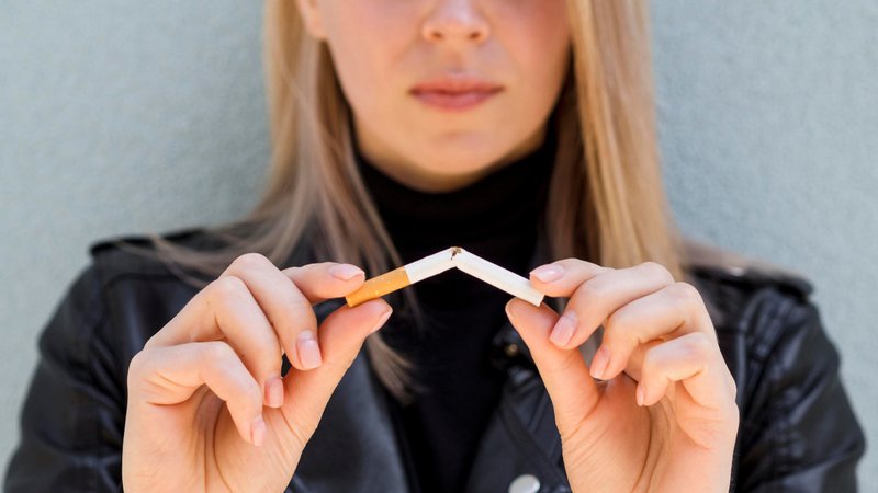 Além dos prejuízos ao pulmão, o tabagismo favorece o envelhecimento e até mesmo a acne - Freepik