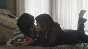 Beijo de Clara e Helena foi ao ar em 'Vai na Fé' - Globo