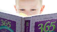 Incentivar os pequenos a ler é fundamental para o processo de crescimento - PublicDomainPictures / Pixabay
