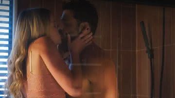 Graça faz surpresa sexual para Caio durante o banho em 'Terra e Paixão' - TV Globo