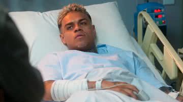 Hugo recebe a visita de Jenifer no hospital em 'Vai na Fé' e se declara para a ex. - TV Globo