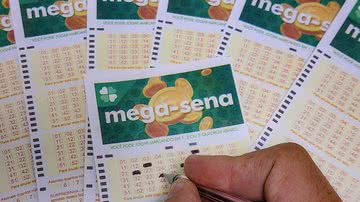 Os sorteios da Mega-Sena ocorrem às quartas-feiras e sábados - Rafa Neddermeyer/Agência Brasil
