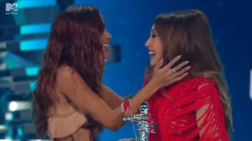 Anitta conquistou seu prêmio e Thalía celebrou com a brasileira. - Reprodução/MTV Brasil
