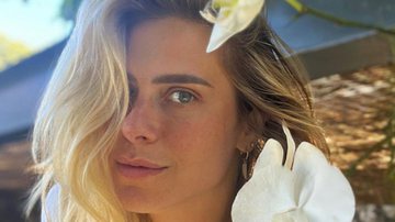 Carolina Dieckmann surgiu curtindo as flores da sua casa no Rio de Janeiro - Instagram/Carolina Dieckmann
