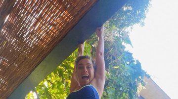 Com roupa de ginástica, Carolina Dieckmann exibe acrobacia em área externa da sua mansão - Instagram/Carolina Dieckmann