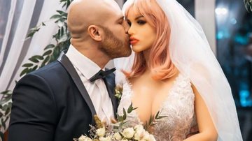 Yuri Tolochko se casou com uma boneca sexual - Foto: Reprodução/Instagram