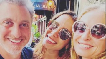 Anitta encontrou o casal de apresentadores em Nova York para celebrar a vitória na premiação norte-americana - Instagram/Luciano Huck