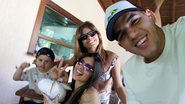 Zé Vaqueiro se pronunciou depois de receber críticas por viajar com parte da família enquanto caçula está na UTI - Instagram/Ingra Soares