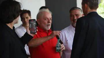 Presidente Luiz Inácio Lula da Silva participa, no dia de Natal, do almoço de boas-vindas aos repatriados que chegaram da Faixa de Gaza no último sábado. - Antônio Cruz/ Agência Brasil