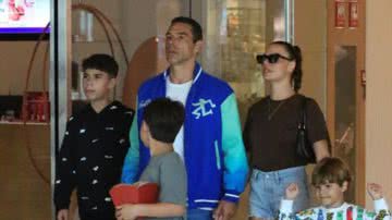 Isis Valverde e o noivo, Marcus Buaiz, passeiam com os respectivos filhos. - Edson Douglas/AgNews