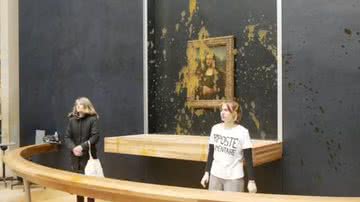 Manifestantes jogam sopa no quadro da Mona Lisa, em Paris. - Reprodução/Twitter