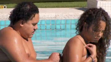 Buda volta a flertar com Pitel na piscina - Reprodução/TV Globo