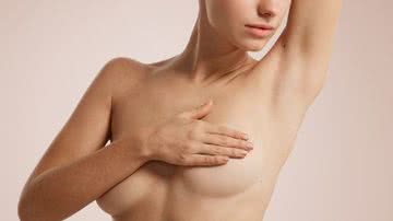 A mamografia é um exame essencial para a detecção precoce de problemas no tecido mamário. - wayhomestudio/FreePik