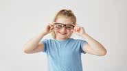 Criança que precisa usar óculos - Foto: Reprodução/Freepik