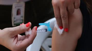 Vacina contra a dengue é disponibilizada pelo SUS - José Cruz/Agência Brasil