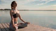 Yoga é muito benéfico para a saúde da mulher - Freepik/drobotdean