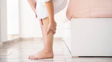 Inchaço nas pernas é problema comum, e tem alguns fatores de risco. - Freepik