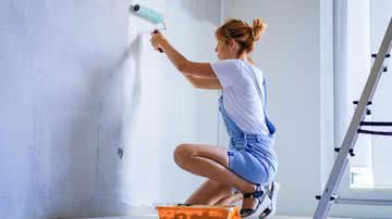 É essencial escolher os equipamentos corretos na hora de pintar as paredes. - Foto: Kireyonok_Yuliya/Freepik