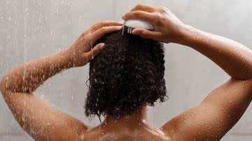 Pode ou não diluir shampoo na água? Especialistas recomendam a técnica - FreePik