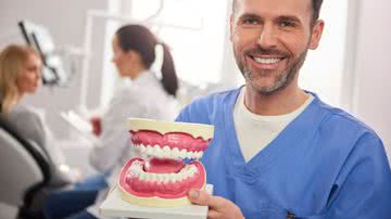 Implantes dentários só podem ser realizados por cirurgião dentista, preferencialmente especialista em Implantodontia. - Foto: gpointstudio/Freepik