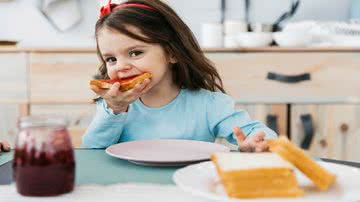 Quais alimentos não podem faltar no prato de uma criança? - Foto: Reprodução/Freepik