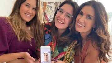 Fátima com as filhas, Laura e Beatriz, em vídeochamada com Vinícius - Reprodução/Instagram