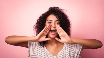O uso excessivo da voz e o refluxo gastroesofágico são alguns dos problemas que podem afetar a saúde vocal - Paranamir | Shutterstock