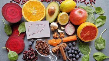 Alguns alimentos auxiliam no processo de limpeza e desintoxicação do fígado - Danijela Maksimovic | Shutterstock