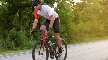 Andar de bicicleta ajuda a manter a disposição. - Shutterstock