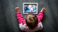 Apesar da importância da tecnologia, ela não deve substituir o tempo de afeto e convivência social com seu filho - Olga Vladimirova | Shutterstock