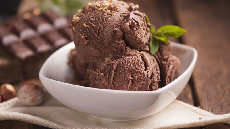 Chocolate é um dos sorvetes cremosos que indicamos para o domingo. - (Imagem: Shutterstock)