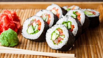 Receita de sushi vegetariano de pepino, tomate e alface. - e (Imagem: Yuliia Holovchenko | Shutterstock)