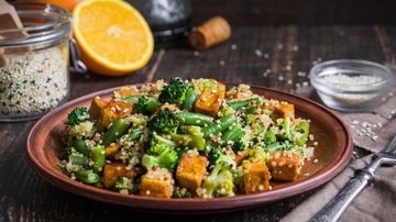 Tofu refogado com quinoa e vegetais é uma das receitas vegetarianas para o jantar. - (Imagem: Shutterstock)