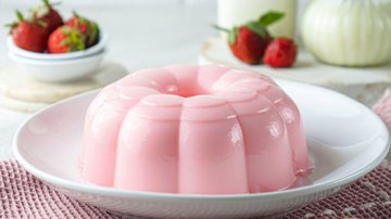 Pudim de morango é uma das nossas sugestões de sobremesas geladas. - Shutterstock