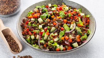 Salada de lentilha é uma das receitas para ajudar a perder peso. - Salada de lentilha (Imagem: Shutterstock)
