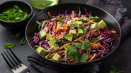 Salada de repolho com abacate para o almoço de domingo. - Shutterstock