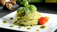 Espaguete ao molho pesto é uma das 5 receitas de massas leves e saborosas. - (Imagem: Denio109 | Shutterstock)