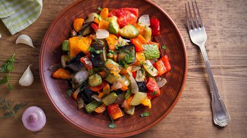 Salada de vegetais - Imagem: Adobe Stock