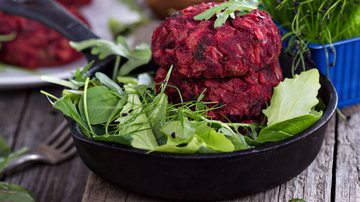 Hambúrguer de beterraba é uma das receitas fit para veganos. - (Imagem: Elena Veselova | Shutterstock)
