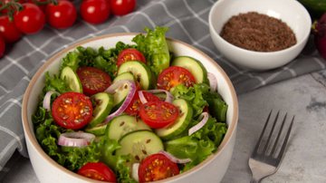 Salada com tomate e linhaça para ajudar a emagrecer. - (Imagem: Shutterstock)