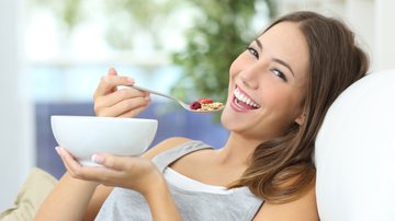 Comer alimentos ricos em fibras é importante para o bom funcionamento do corpo (Imagem: Shutterstock)