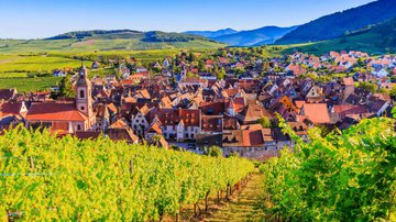 Vilarejo de Riquewihr na Alsácia é um dos destinos internacionais imperdíveis para conhecer. - Vilarejo de Riquewihr na Alsácia (Imagem: Shutterstock)