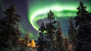 Aurora boreal vista da Lapônia, conhecida como terra do Papai Noel. - Shutterstock